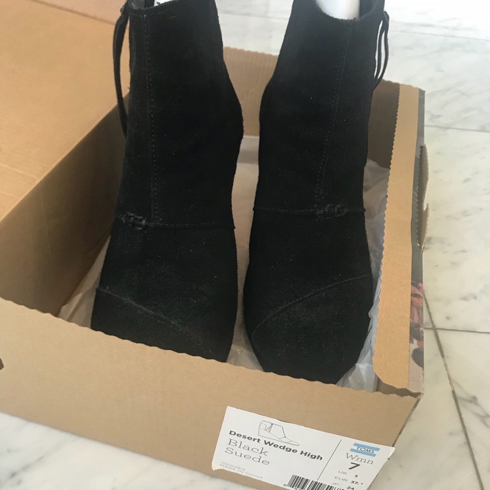 Tom’s desert wedge - black suede size 7